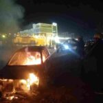 चलती कार बनी आग का गोला, दमकलकर्मियों ने आग पर पाया काबू