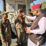 सैनिक कल्याण मंत्री गणेश जोशी ने सेना के जवानों को मिठाई खिलाकर मनाई होली