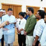 सीएम धामी ने मुख्यमंत्री कैंप कार्यालय स्थित मुख्य सेवक सदन में प्रदेशभर से आए नागरिकों की समस्याएं सुनीं