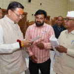 सीएम धामी ने मुख्यमंत्री आवास स्थित मुख्य सेवक सदन में प्रदेश के विभिन्न जनपदों से आए लोगों की समस्याओं को सुना