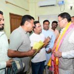 मुख्यमंत्री धामी ने हल्द्वानी-काठगोदाम स्थित सर्किट हाउस में आम जनता एवं स्थानीय जनप्रतिनिधियों से भेंट कर सुनी उनकी समस्याएं