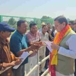 मुख्यमंत्री धामी ने लोहियाहेड हेलीपैड पर जनता व जनप्रतिनिधियों से मुलाकात कर सुनी जनसमस्याएं