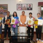 मुख्यमंत्री धामी से मिलीं अंतरराष्ट्रीय स्तर पर पदक जीतने वाली उत्तराखंड की महिला मुक्केबाज, मुख्यमंत्री ने किया सम्मानित