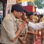 कावड़ मेले को सकुशल रूप से संपन्न कराने के लिए खुद मैदान में उतरे एसएसपी दून, कांवड़ मेले में आये श्रद्धालुओं को फूल माला पहनाकर किया उनका स्वागत, फल, मिष्ठान तथा पेय पदार्थ वितरित कर सुरक्षित एवं सुगम यात्रा के लिए दी अपनी शुभकामनाएं