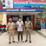 मादक पदार्थो की तस्करी में लिप्त 2 नशा तस्करों को दून पुलिस ने किया गिरफ्तार, अभियुक्तो के कब्जे से 5 लाख रू0 से अधिक मूल्य की स्मैक हुई बरामद
