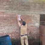 ढोल- नगाड़ो के साथ अपराधियों की पोल खोलती दून पुलिस, वांछित/ईनामी अभियुक्तों के विरुद्ध दून पुलिस की कार्रवाई लगातार जारी, जानलेवा हमले के अभियोग मे फरार अभियुक्त की संपत्ति कुर्की की उदघोषणा करने उसके घर पहुँची पुलिस