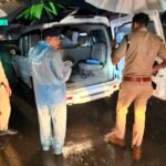 भारी बारिश के बीच भी आमजन की सुरक्षा को मुस्तैद दून पुलिस, जनपद की सीमाओं व आन्तरिक मार्गो पर संदिग्धों की तलाश हेतु पुलिस द्वारा लगातार की जा रही सघन चैकिंग