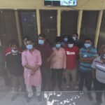 “दून पुलिस की वाहन सेवा का लाभ लेकर फिर थाने पहुँची शराबियों की बारात, सड़क किनारे खुले में शराब पीने वाले शराबियों को दून पुलिस ने सिखाया कानून का पाठ