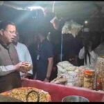 खटीमा में CM धामी का देसी अंदाज! रेलवे फाटक पर रुके, रवि के ठेले से खरीदी मूंगफली; फिर सुनीं जनता की समस्याएं