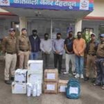 अवैध शराब की तस्करी का दून पुलिस ने किया भंडाफोड़, *अवैध शराब की तस्करी में लिप्त 5 अभियुक्तों को पुलिस ने किया गिरफ्तार, नकली होलोग्राम व स्टिकर लगी 7 पेटी से अधिक अग्रेंजी शराब हुई बरामद